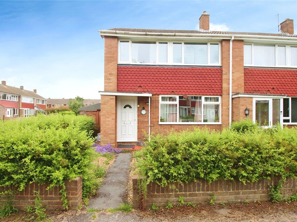 3 bed end terrace house to rent in Kimble Drive, Bedford, Bedfordshire