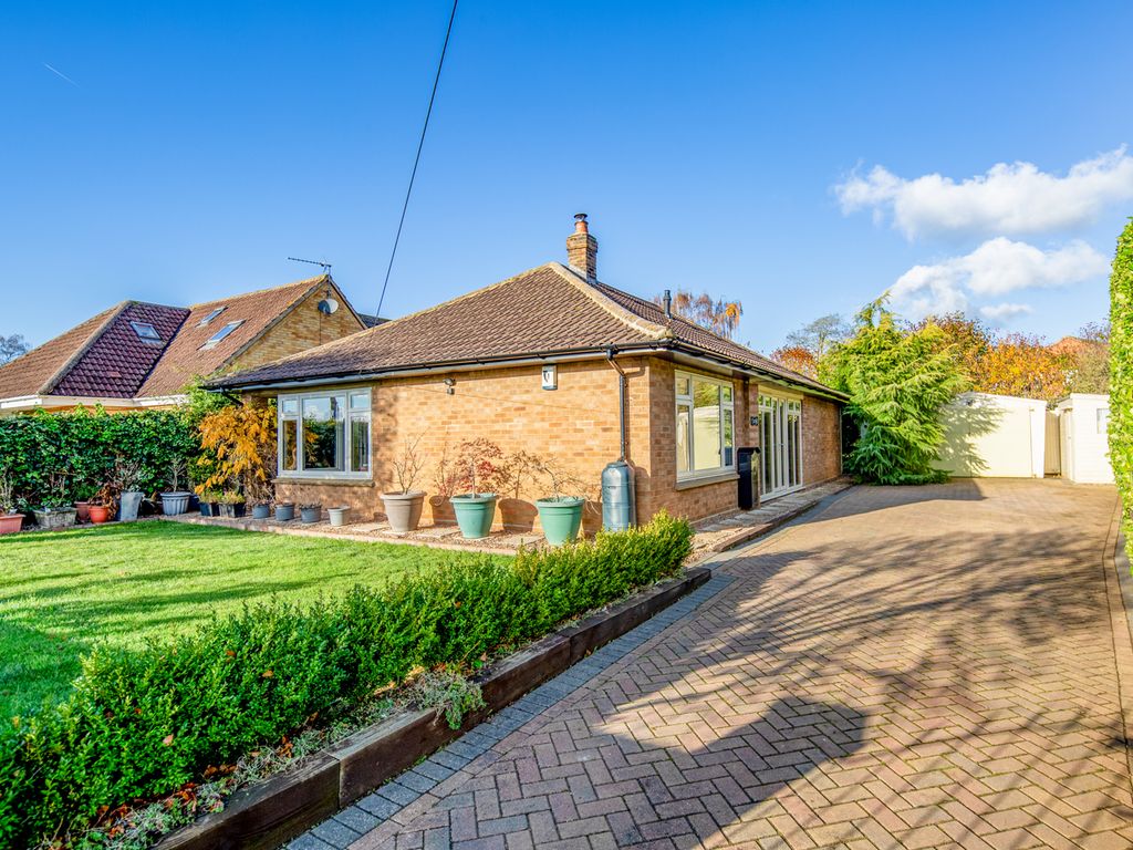2 bed bungalow for sale in Brashfield Road, Bicester OX26, £500,000