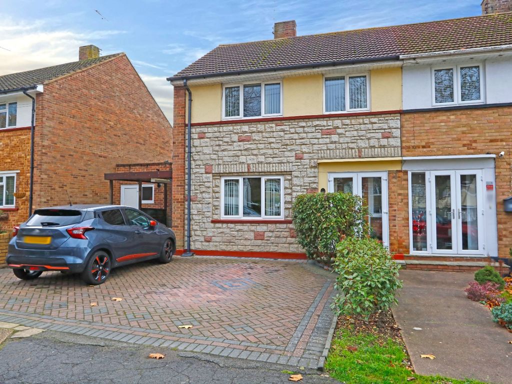 3 bed semidetached house for sale in Rayleigh Road, Thundersley SS7