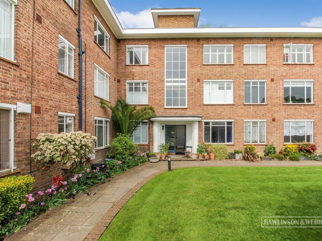 3 bed flat for sale in Kingfisher Court, Bridge Road, East Molesey KT8