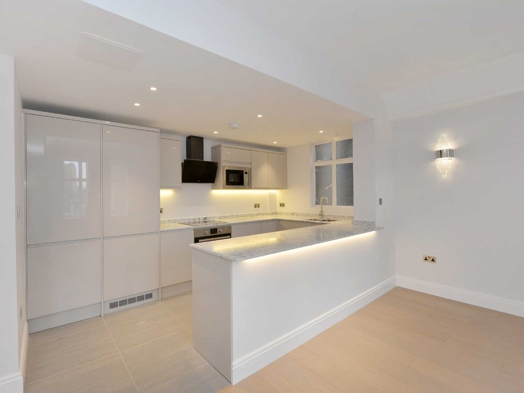 2 bed flat to rent in Carrington House, Hertford Street, Mayfair
