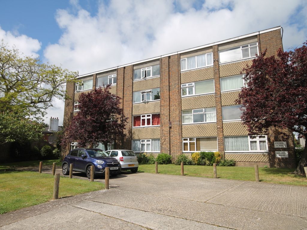 Studio to rent in Broadwater Street East, Broadwater, Worthing BN14