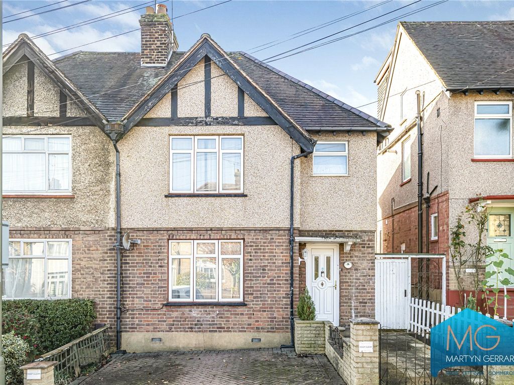 3 bed semidetached house for sale in Cranbrook Road, East