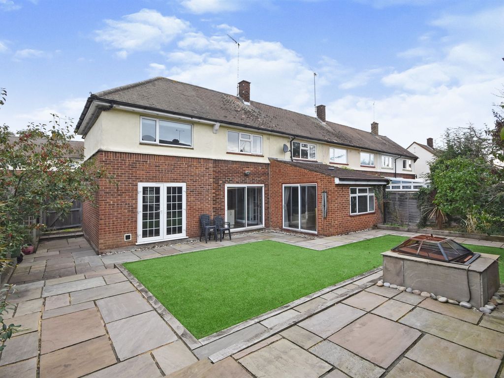 3 bed end terrace house for sale in Carisbrook Road, Pilgrims Hatch