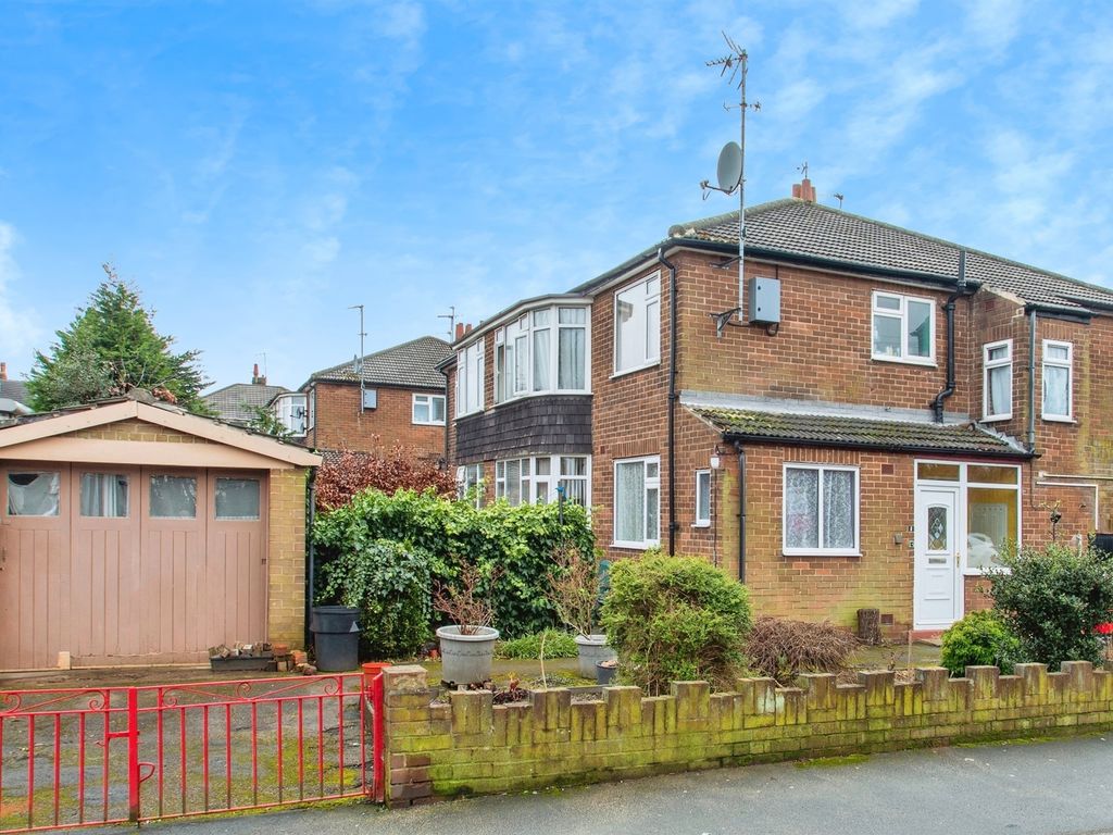 2 bed flat for sale in St. Peters Crescent, Morley, Leeds LS27, £