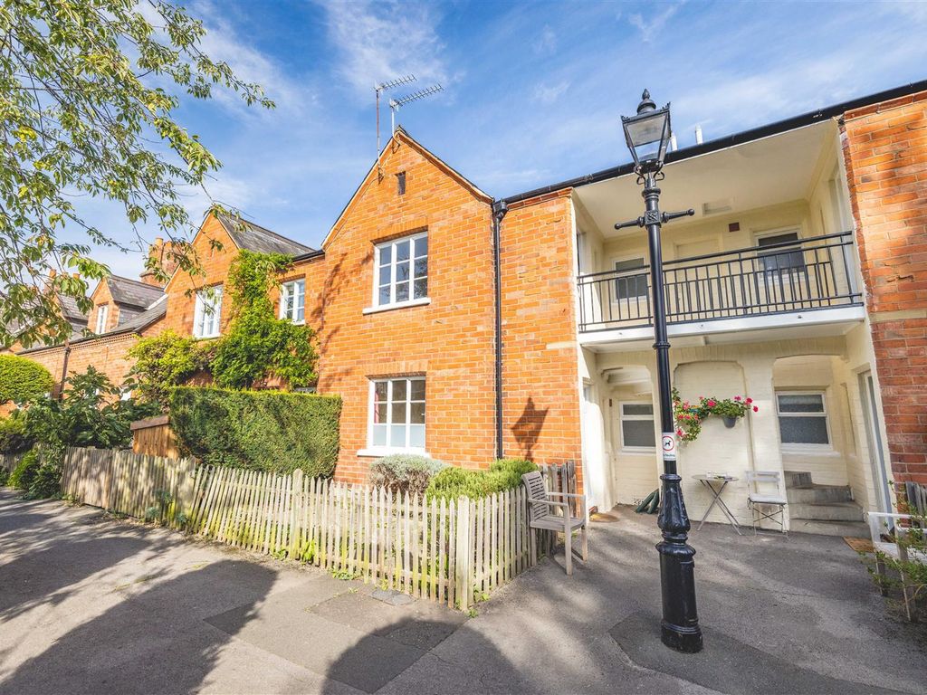2 bed flat for sale in Prince Consort Cottages, Windsor SL4, £330,000