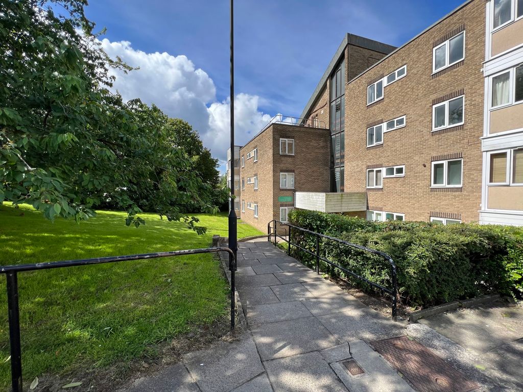 2 bed flat for sale in Hadrian Court, Garth Thirtythree, Killingworth
