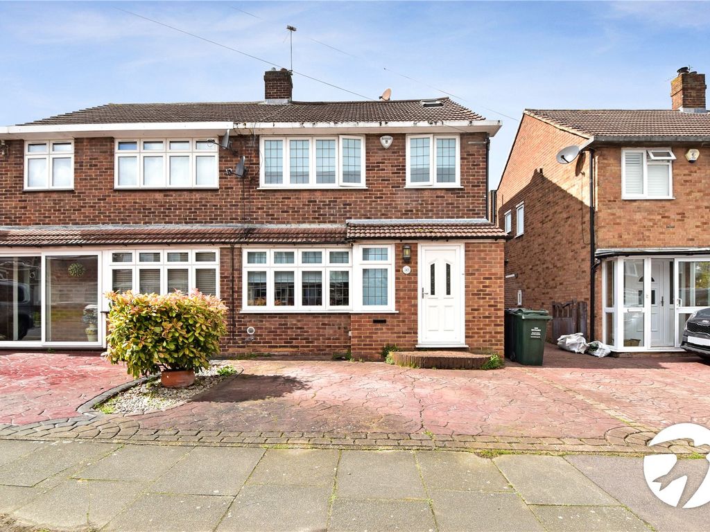 4 bed semidetached house for sale in Swaledale Road, Fleet Estate