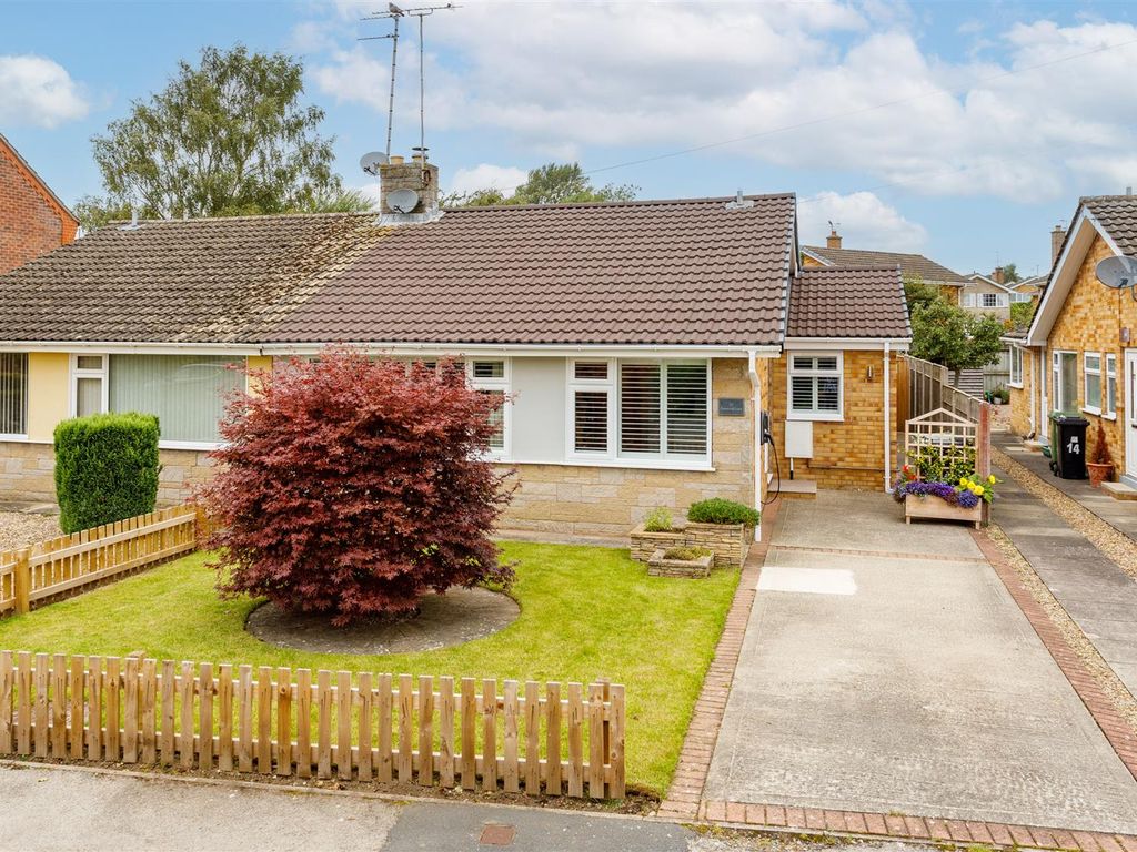 3 bed semidetached bungalow for sale in Petercroft Lane, Dunnington