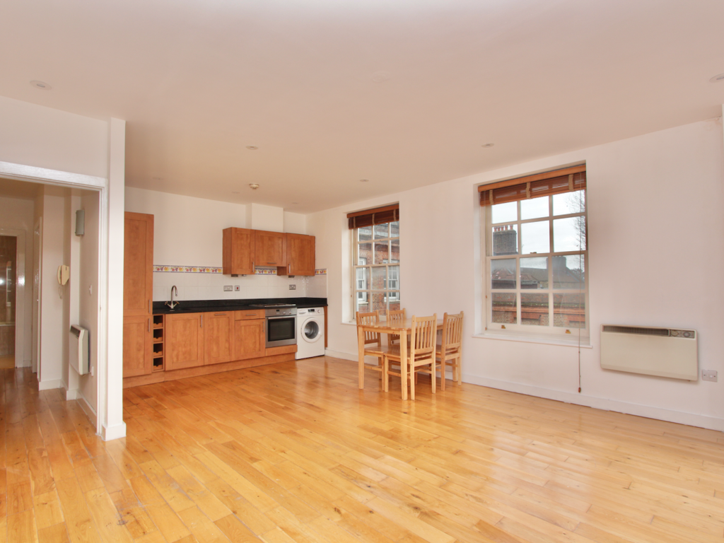 2 bed flat to rent in Stoke Newington High Street, London N16, £2,200