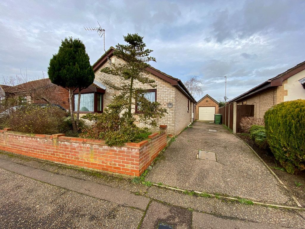 3 bed detached bungalow for sale in Shearwater Drive, Bradwell, Great