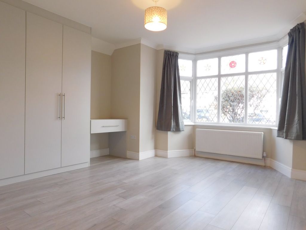 2 bed flat to rent in Boston Manor Road, Brentford TW8, £2,000 pcm Zoopla