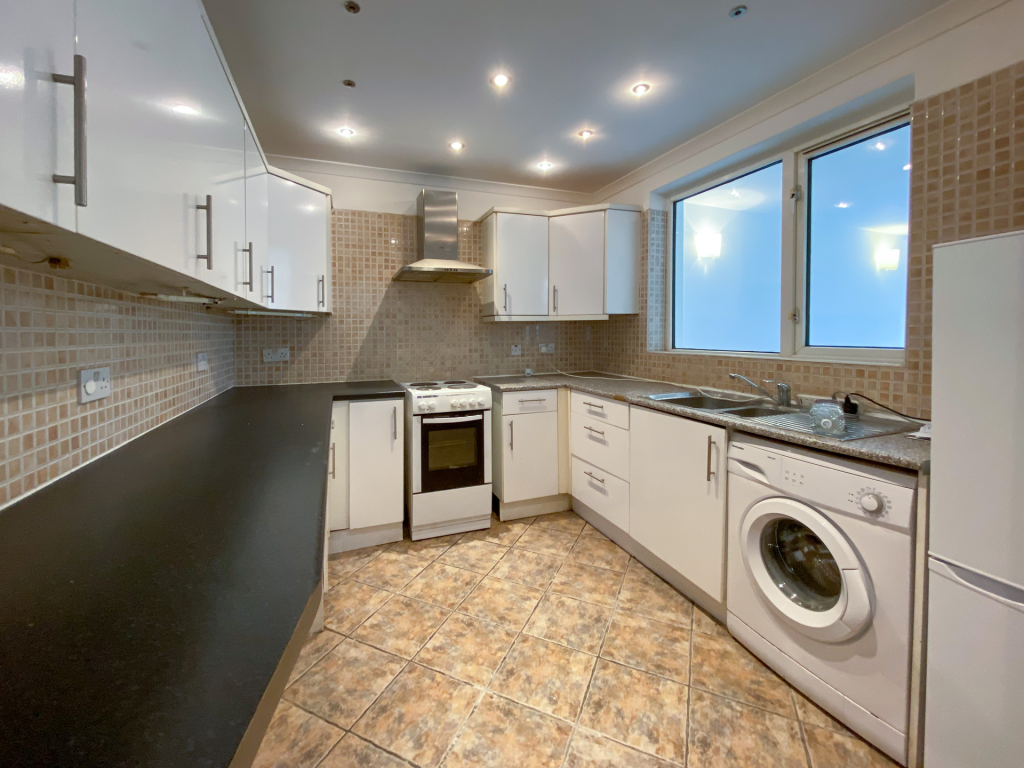 3 bed end terrace house to rent in Harrold Road, Dagenham RM8, £2,300