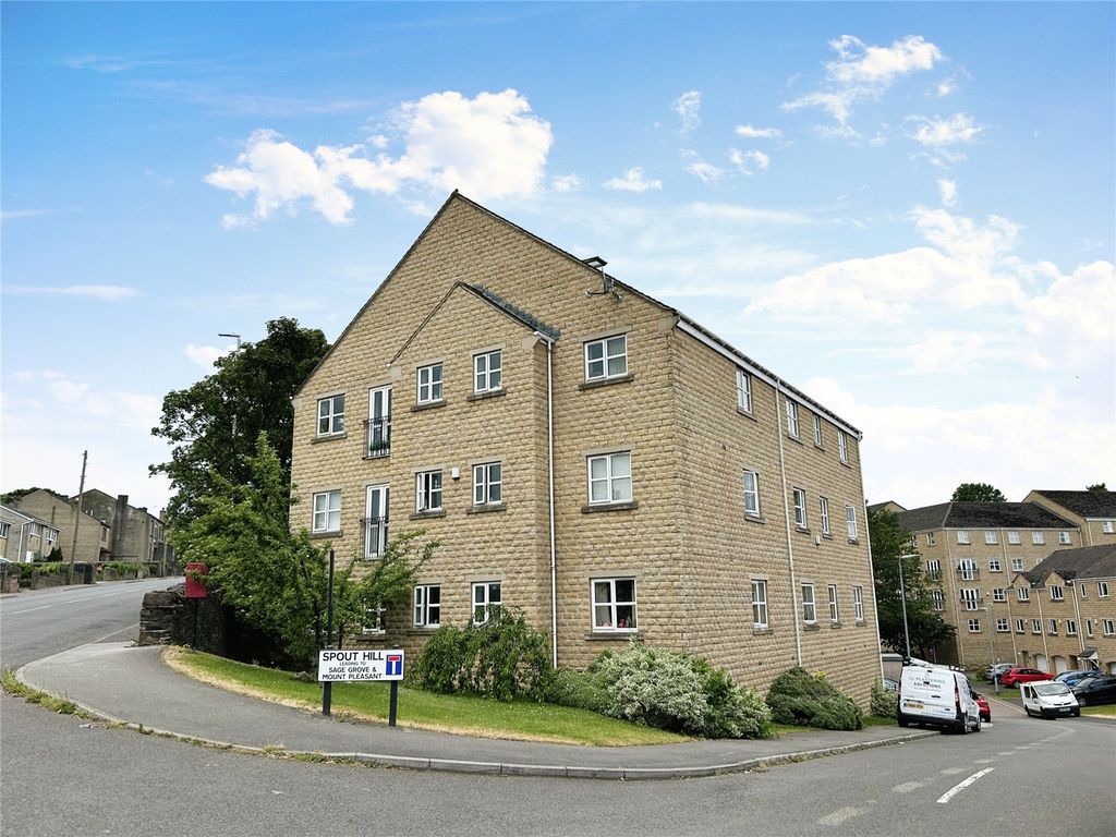 3 bed flat to rent in Croft House, Spout Hill, Brighouse, West