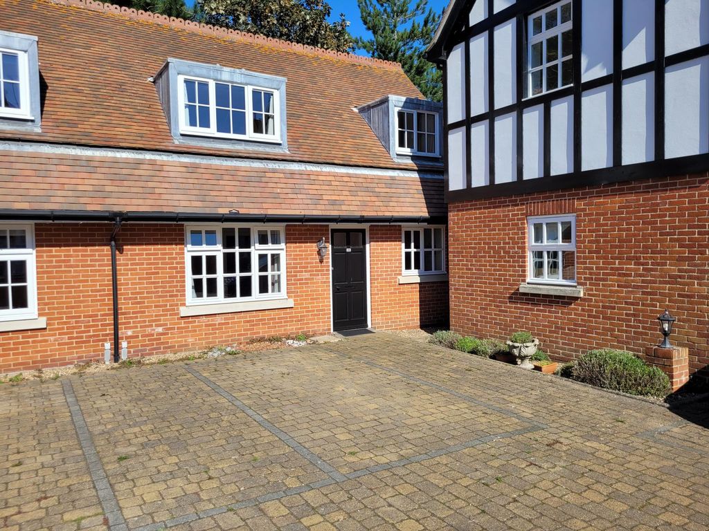3 bed semidetached house for sale in Cranmer Cliff Gardens, Maybush