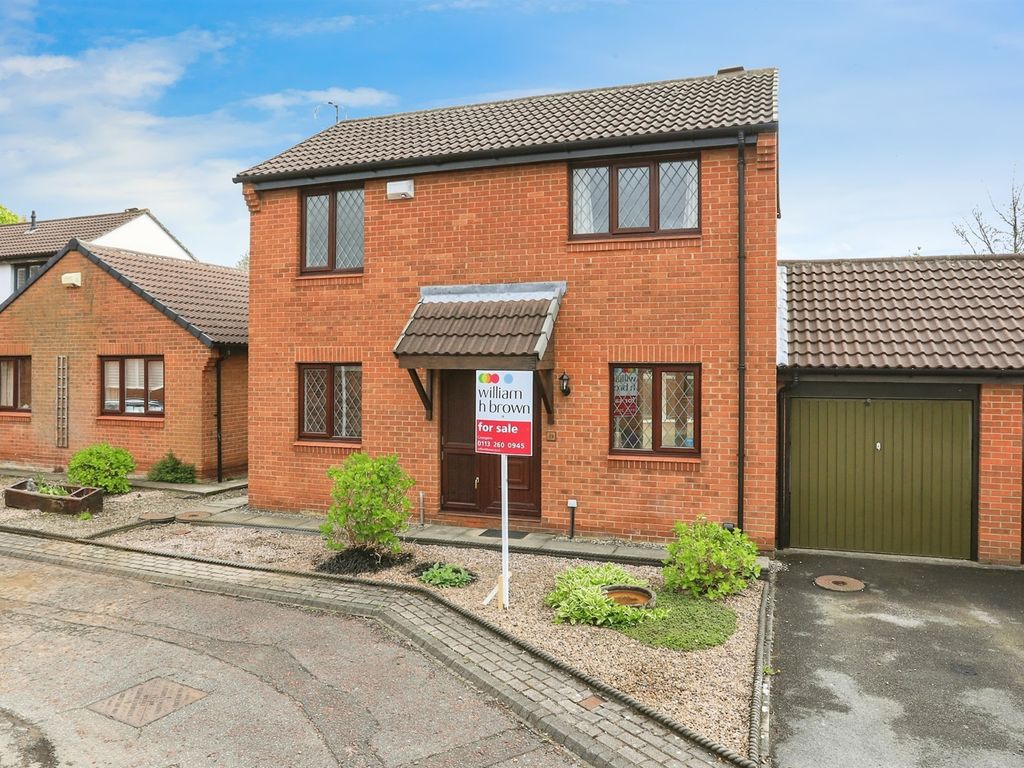 3 bed detached house for sale in High Bank Approach, Leeds LS15, £