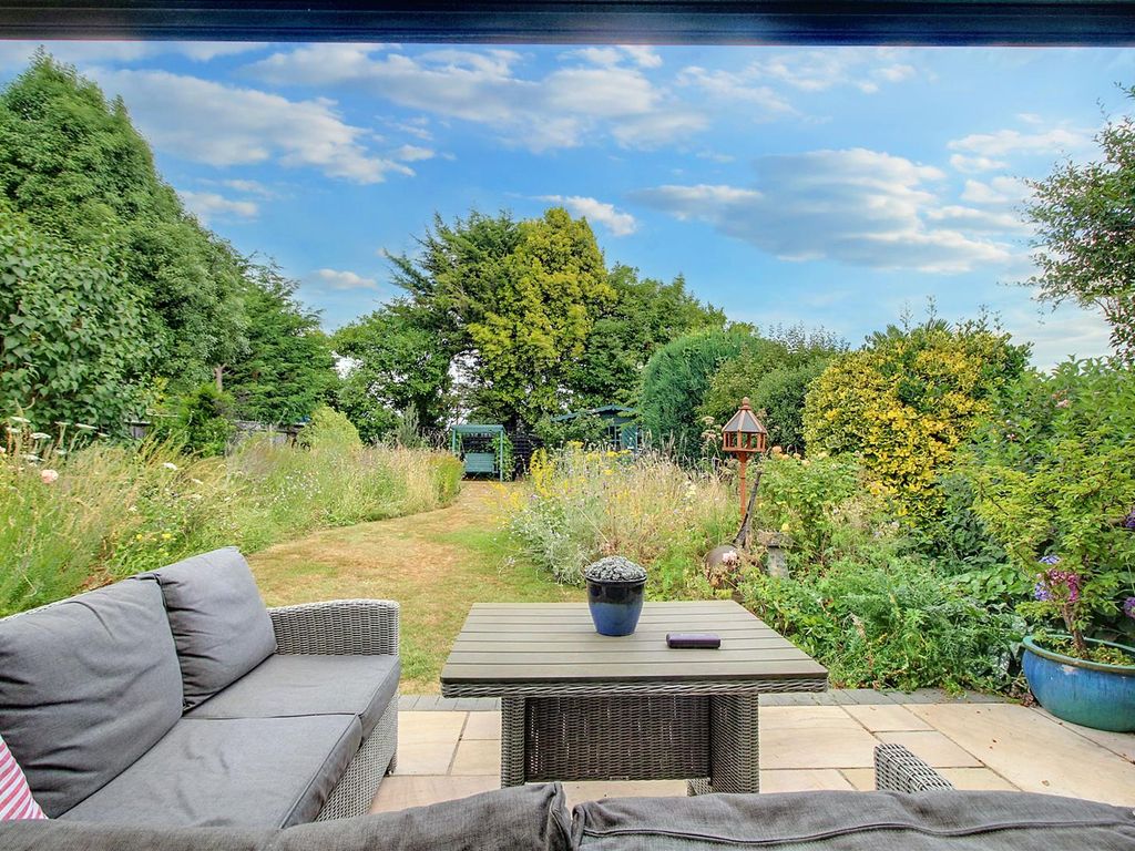 2 bed detached house for sale in Swan Lane, Runwell, Wickford SS11, £