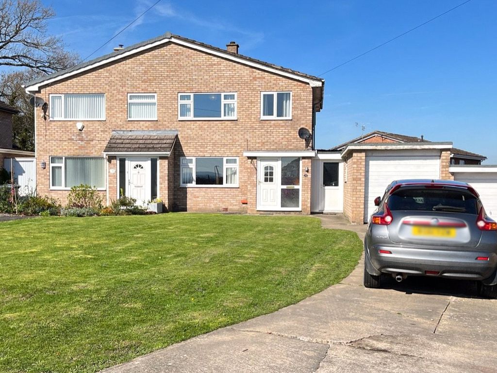 3 bed semidetached house for sale in Pinewood Close, Heath Farm