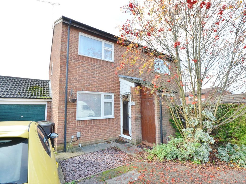 2 bed semidetached house to rent in Penda Close, Luton LU3, £1,100 pcm
