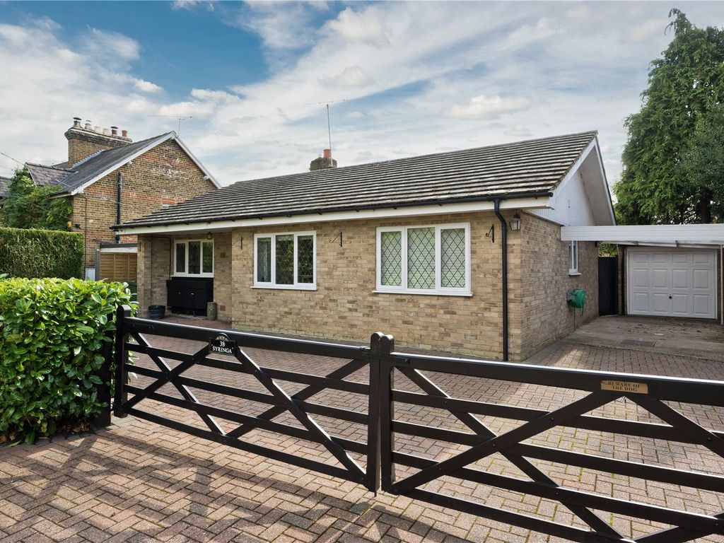 3 bed bungalow to rent in Little Heath Road, Chobham, Woking, Surrey