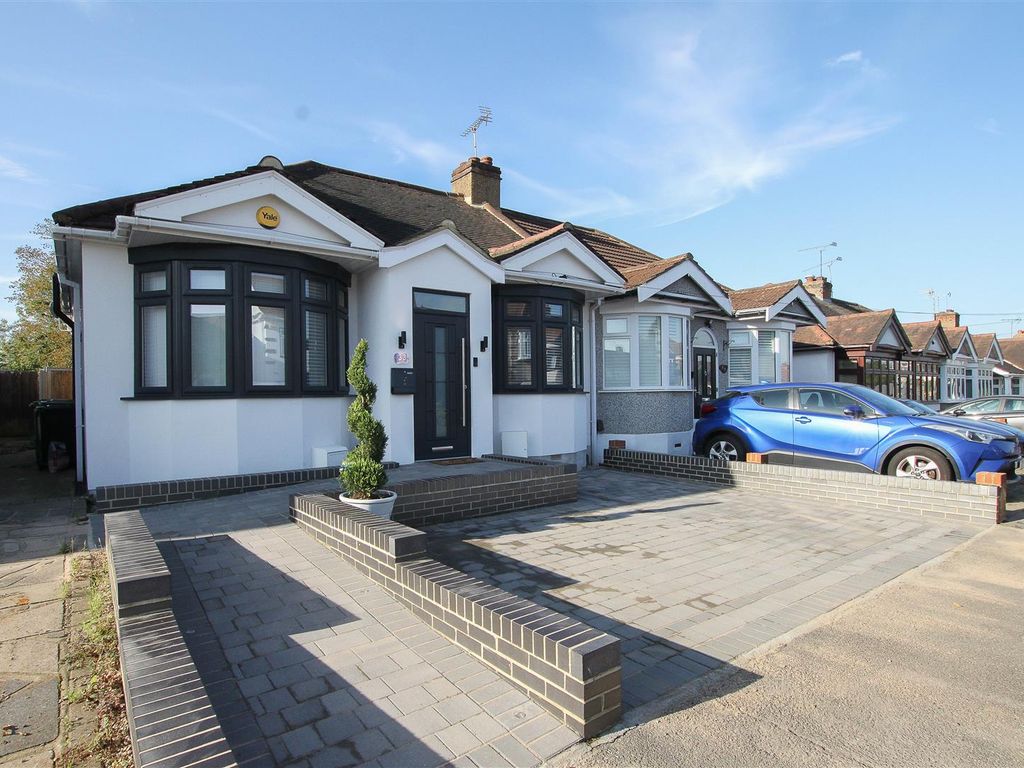 2 bed semidetached bungalow for sale in Lawns Way, Collier Row