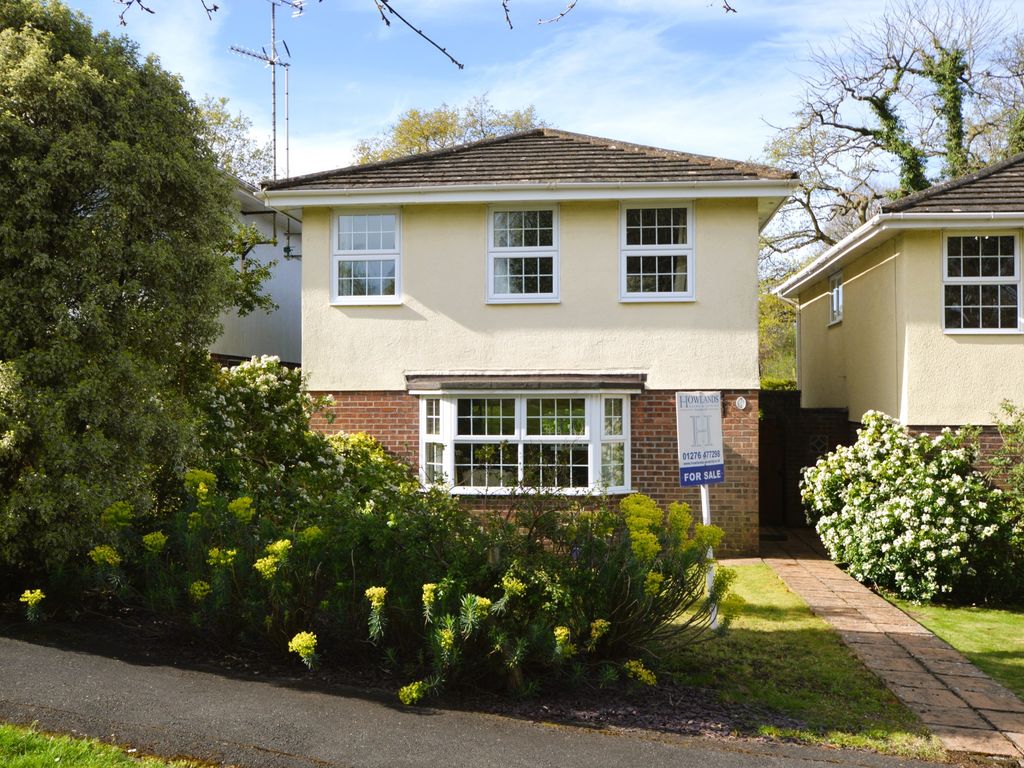 4 bed detached house for sale in Elizabeth Avenue, Bagshot GU19, £525,000 Zoopla