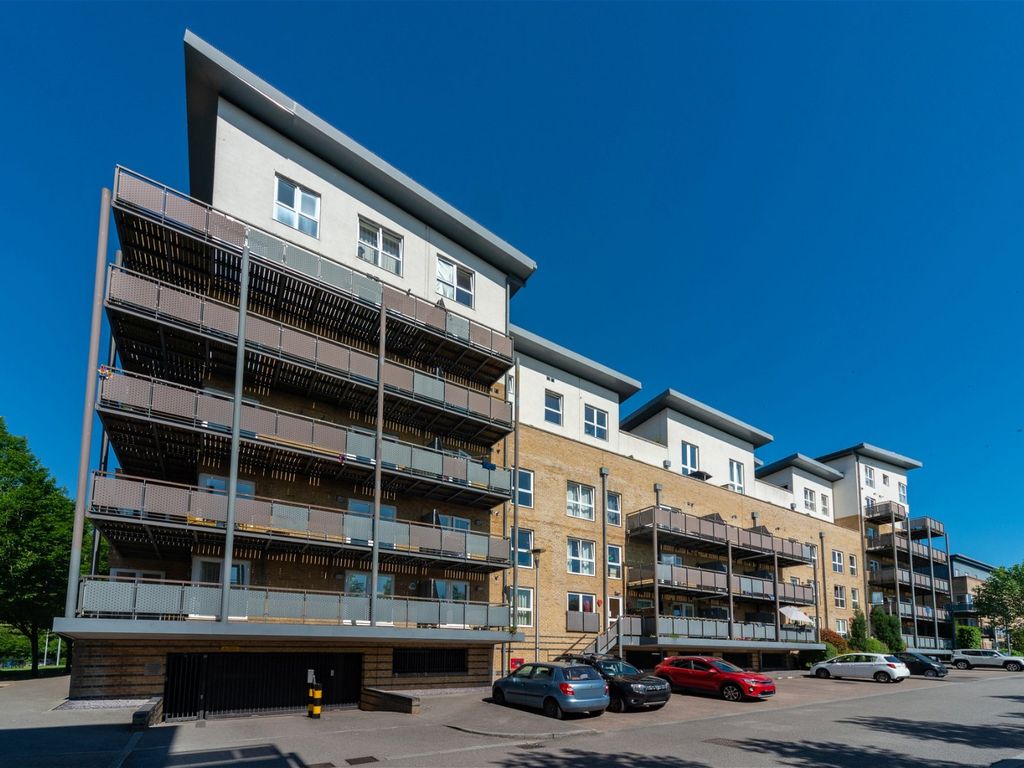 3 bed penthouse for sale in Metropolitan Station Approach, Watford WD18