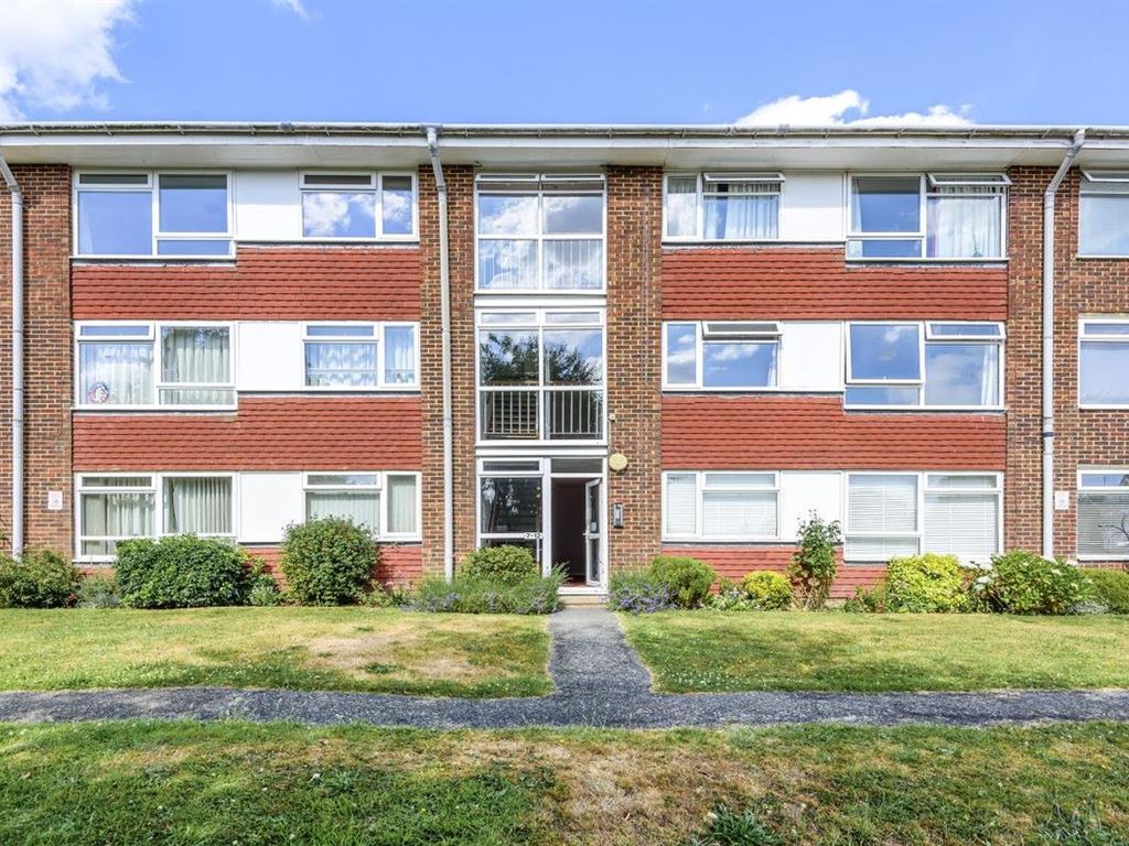 2 bed flat for sale in Holden Road, Southborough, Tunbridge Wells TN4