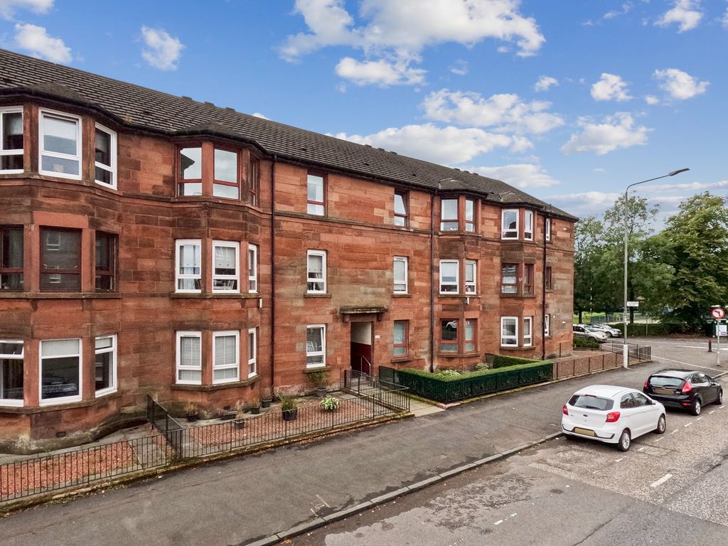 2 bed flat for sale in Dumbarton Road, Scotstoun, Glasgow G14, £89,000