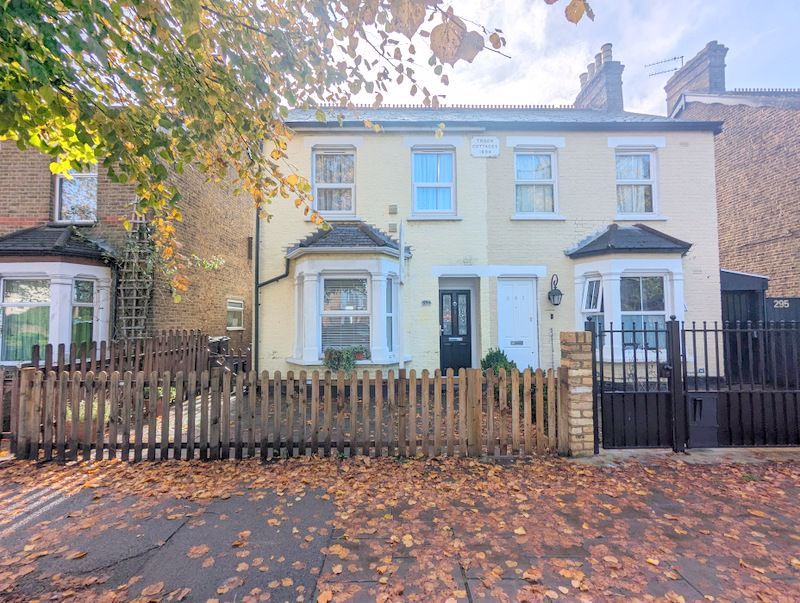 3 bed semidetached house for sale in Staines Road, Bedfont, Feltham