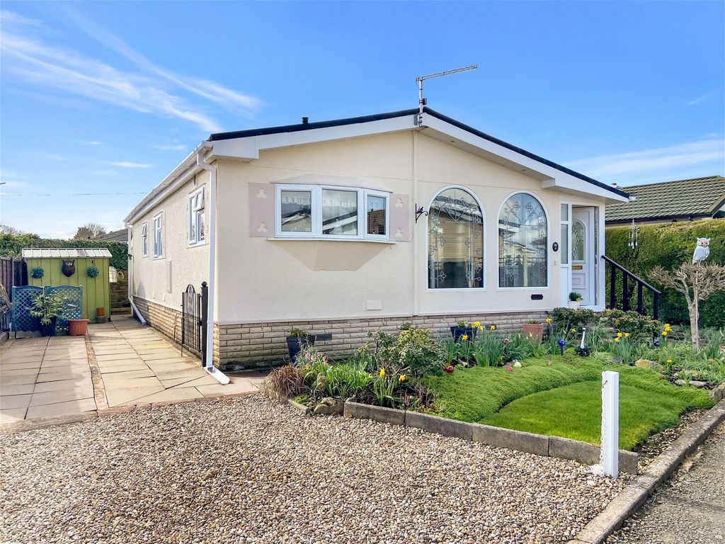 2 bed mobile/park home for sale in West Drive, Wootton Hall, Wootton