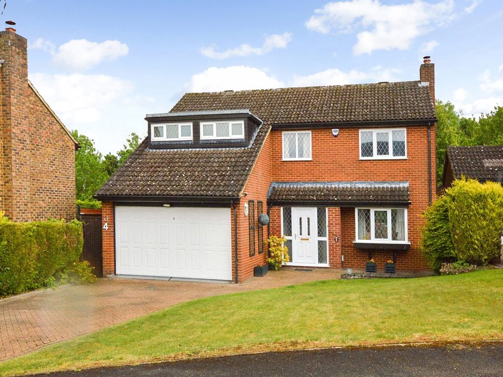 4 bed detached house for sale in Royce Close, Dunstable, Bedfordshire
