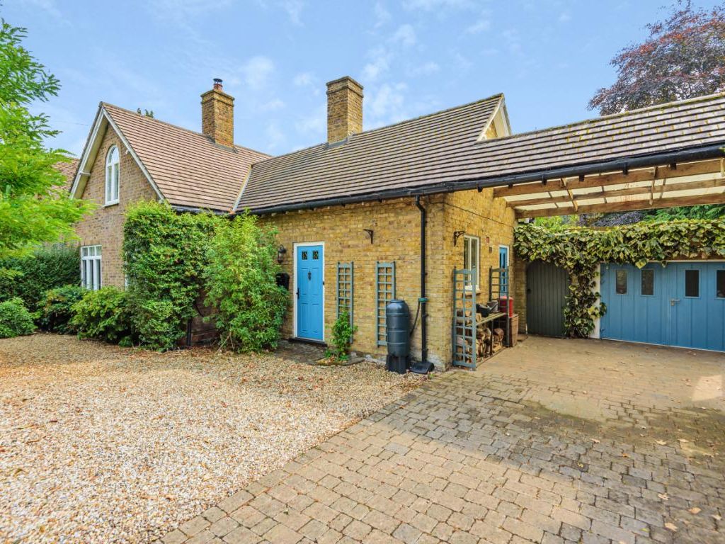 3 bed end terrace house for sale in Upper Chobham Road, Camberley GU15