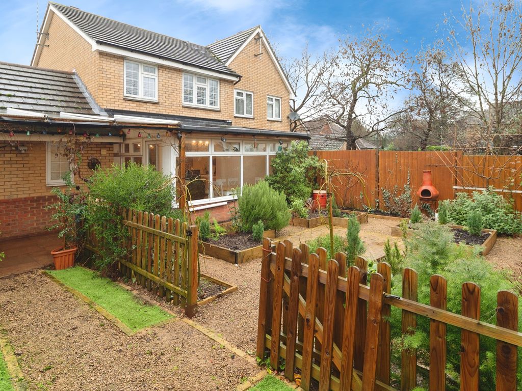 4 bed semidetached house for sale in Grosvenor Road, Rayleigh SS6, £