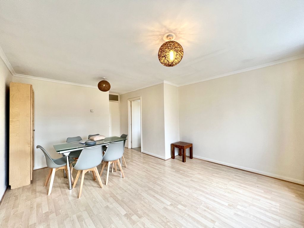 2 bed flat to rent in Jay Court, 33 Brownlow Road, London N3, £1,550