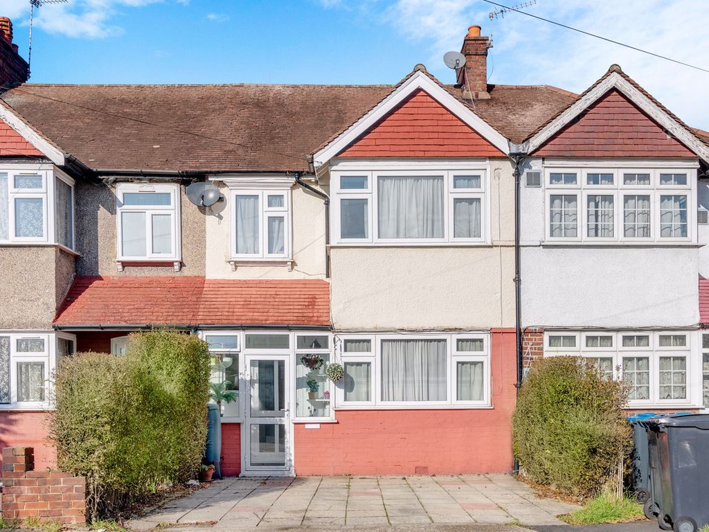 3 bed terraced house to rent in Woodfield Gardens, New Malden KT3, £