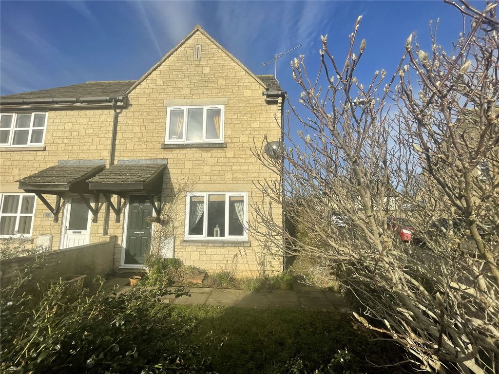 4 bed semidetached house for sale in John Tame Close, Fairford