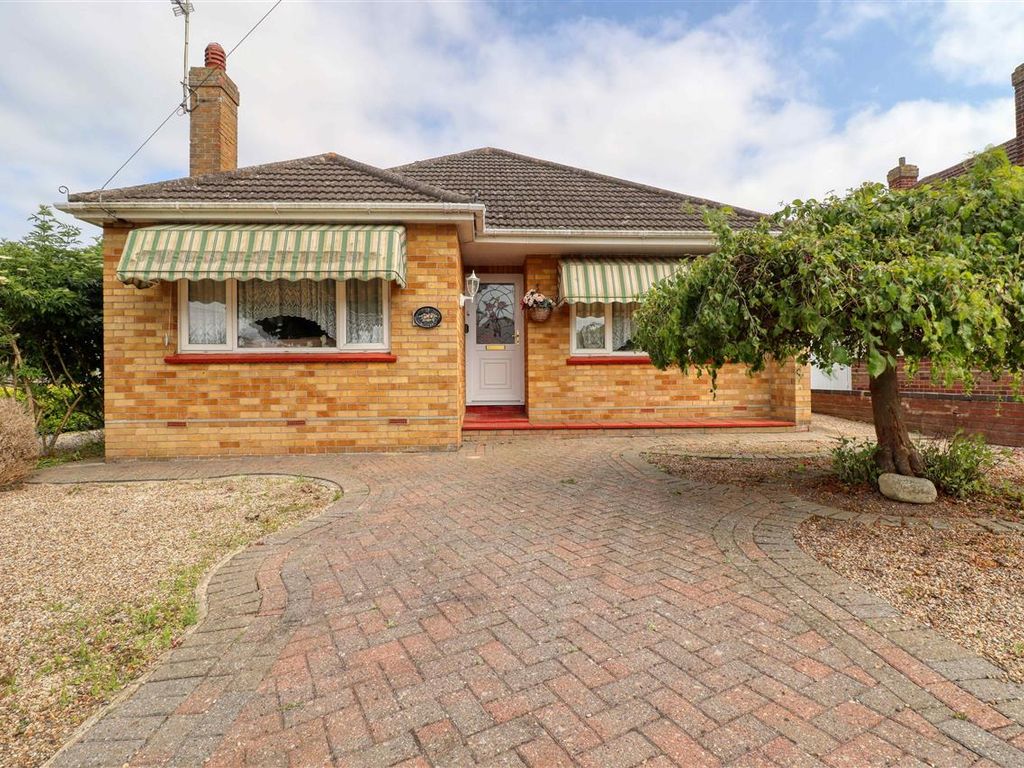 2 bed bungalow for sale in Hillcrest, ClactonOnSea CO15, £230,000