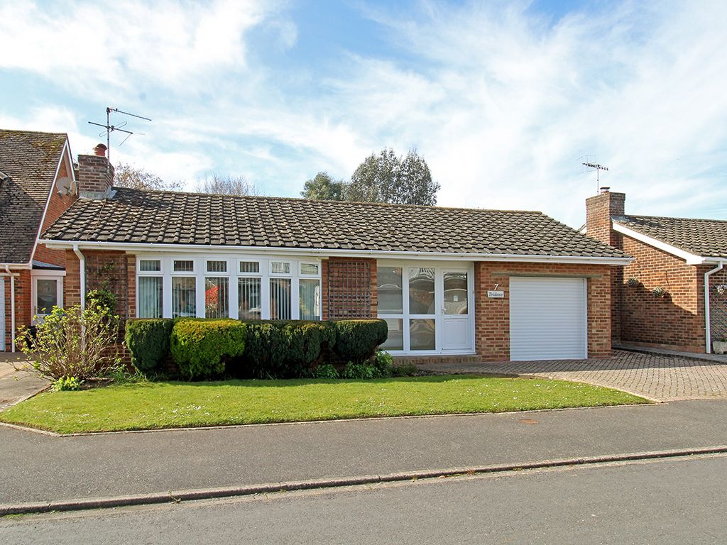3 bed detached bungalow for sale in Singleton Close, Aldwick, Bognor