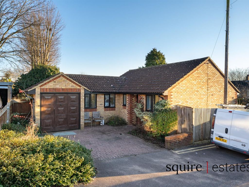2 bed bungalow for sale in Oliver Close, Hemel Hempstead HP3, £450,000
