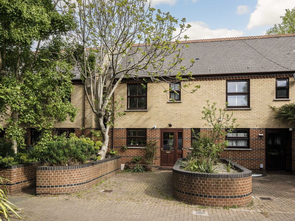 3 bed terraced house to rent in Langley Lane, London SW8 Zoopla