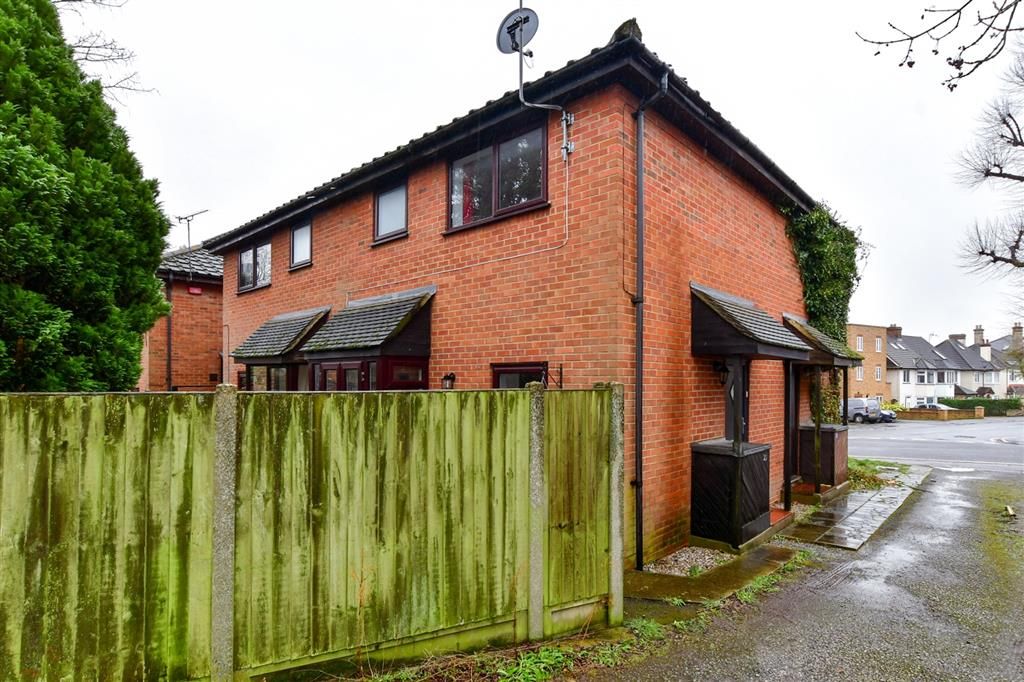 1 bed for sale in Oak Road, Harold Wood, Essex RM3, £198,500