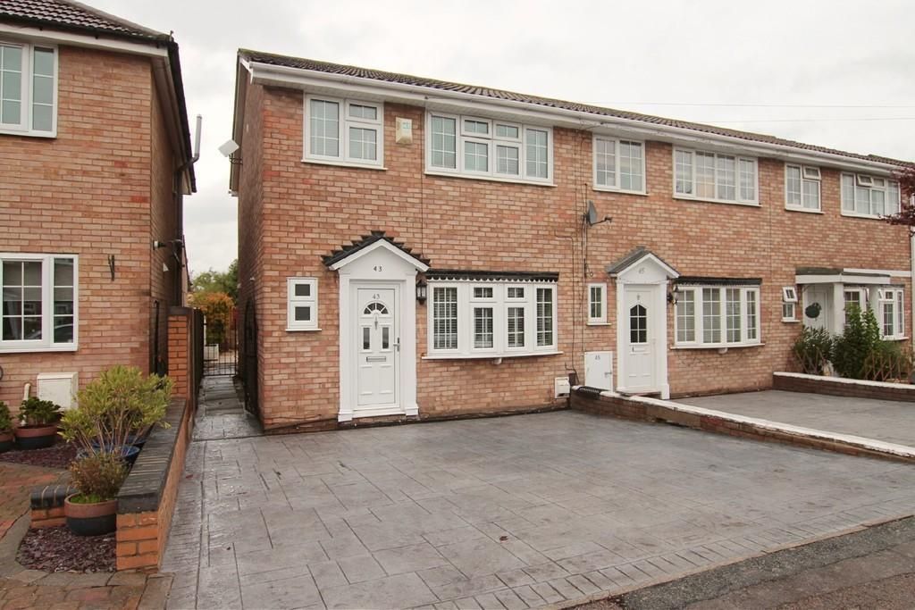 3 bed end terrace house for sale in Amberley Way, Romford RM7, £395,000