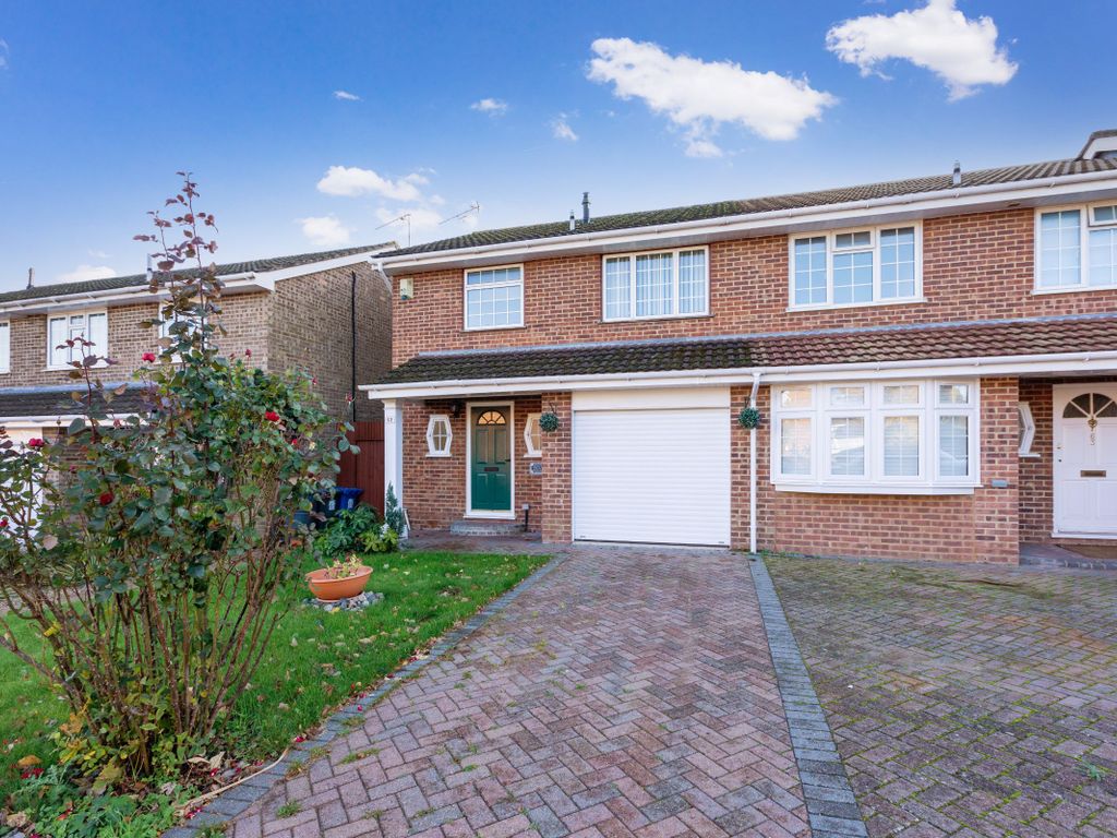 3 bed end terrace house for sale in Beverley Gardens, Maidenhead