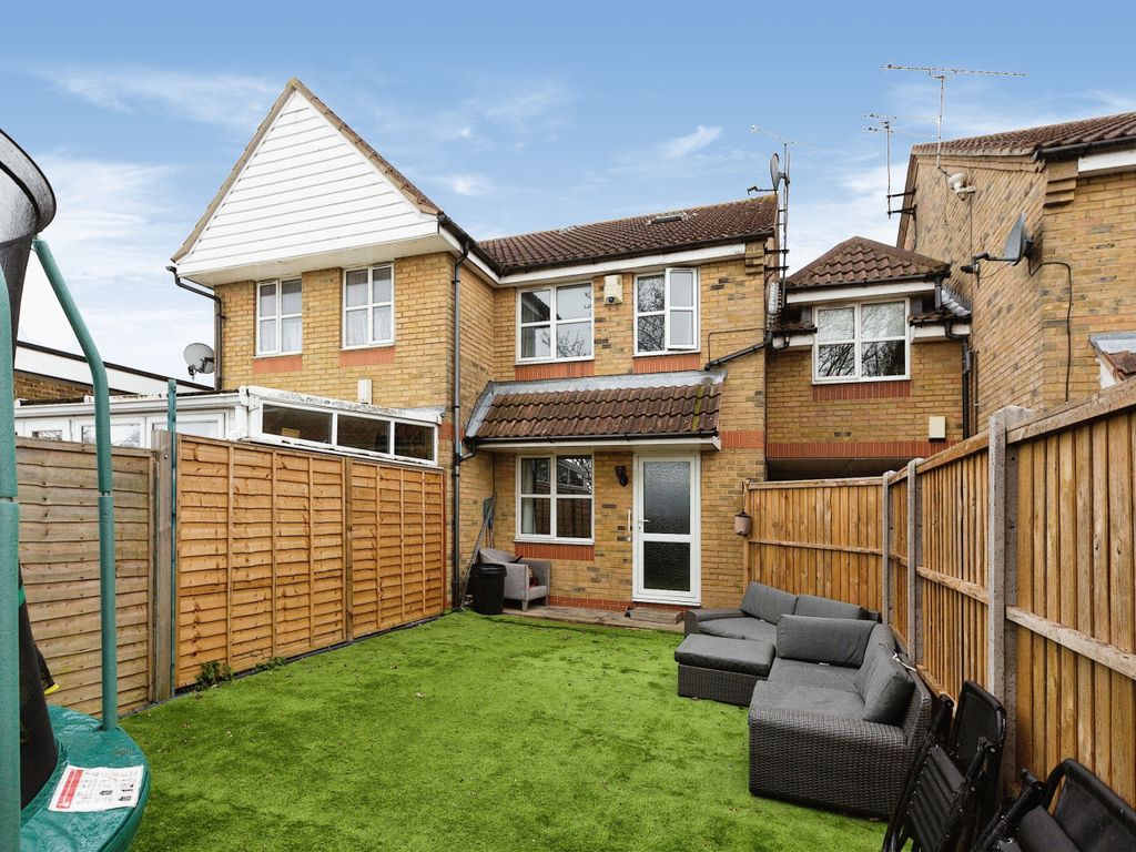 2 bed mews house for sale in St Clements Close, Northfleet, Gravesend