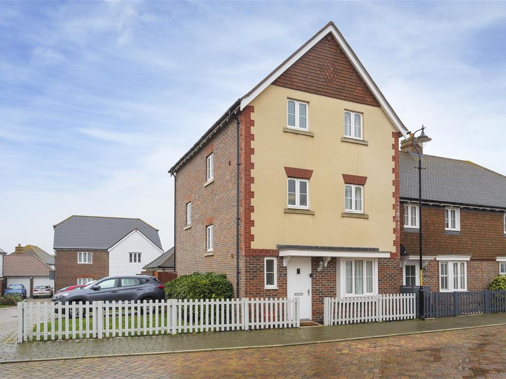 5 bed end terrace house for sale in Holly Blue Drive, Iwade