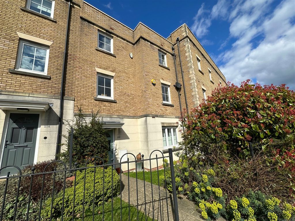 5 bed town house for sale in Dickens Heath Road, Dickens Heath