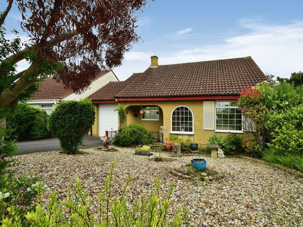 3 bed detached bungalow for sale in Alnwick Toothill, Swindon SN5