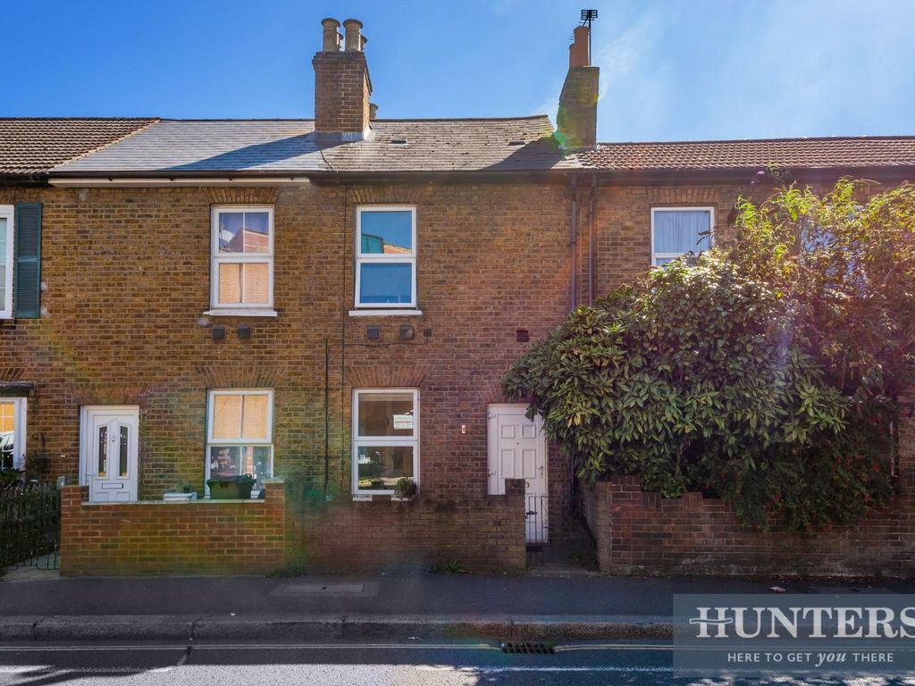 3 bed terraced house to rent in Hanworth Road, Hounslow TW3, £2,200 pcm
