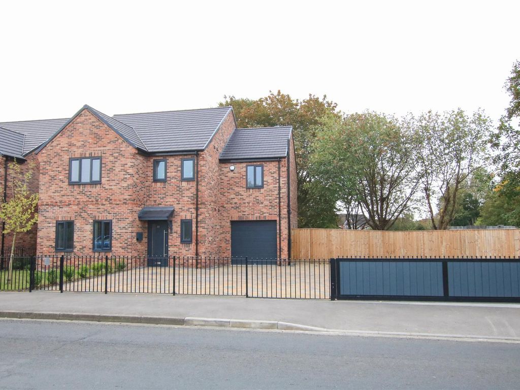 4 bed detached house for sale in Top Road, Barnby Dun, Doncaster DN3, £